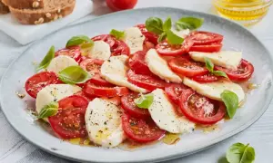 Tomate Mozzarella Salat: Einfaches Rezept & leckere Variationen