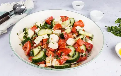 Tomaten-Gurken-Salat mit Feta: Das beste Rezept & einfache Tipps