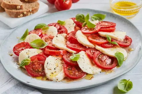 Tomate Mozzarella Salat: Einfaches Rezept & leckere Variationen