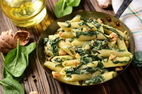 Spinat-Nudeln: Cremiges Feierabend-Rezept (unter 30 Min)