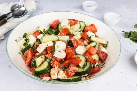 Tomaten-Gurken-Salat mit Feta: Das beste Rezept & einfache Tipps