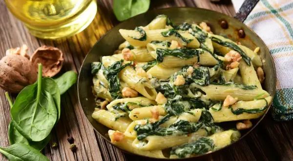 Spinat-Nudeln: Cremiges Feierabend-Rezept (unter 30 Min)