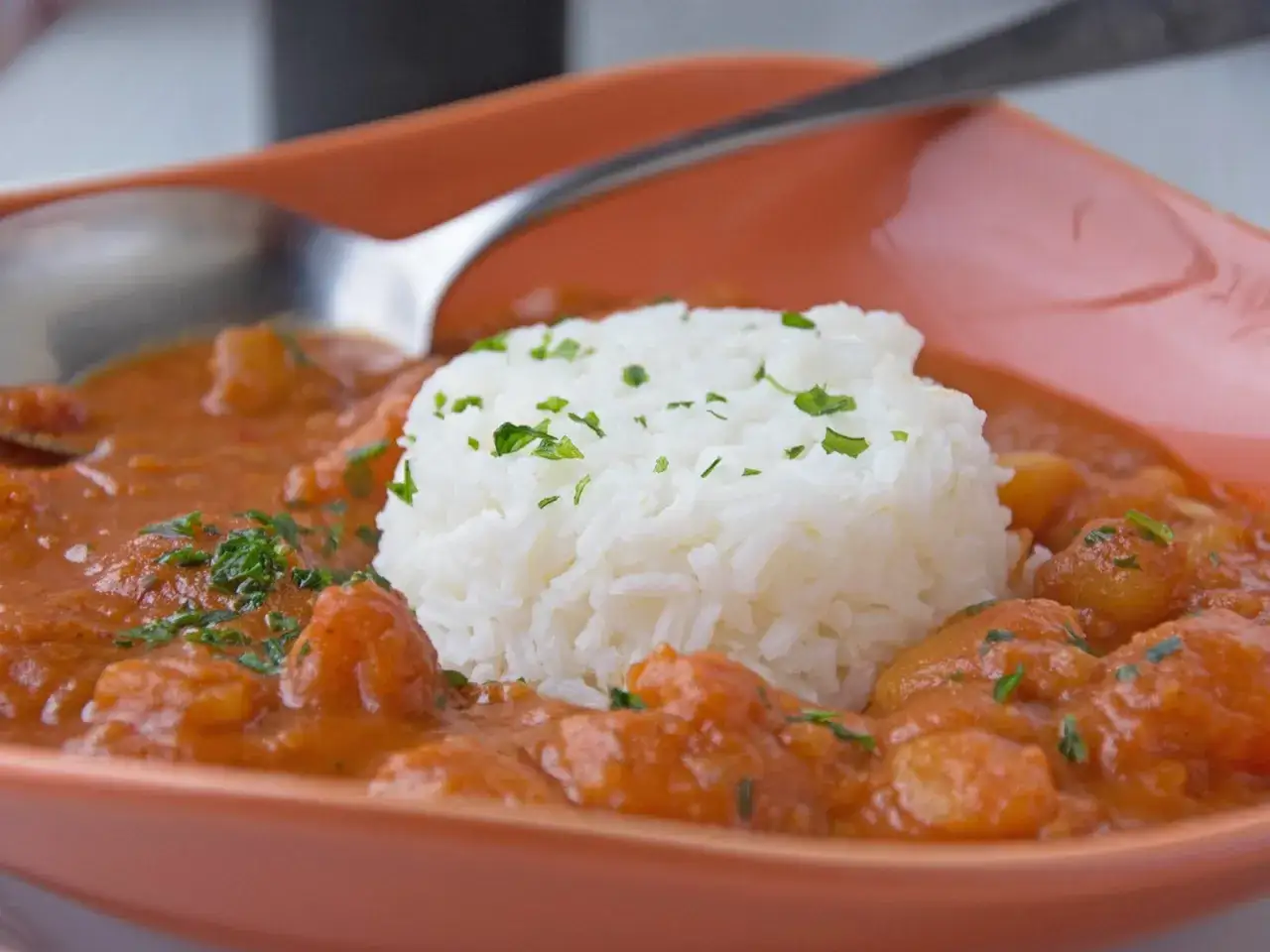 Herzhaftes Gulasch mit Reis in einem Schmortopf serviert