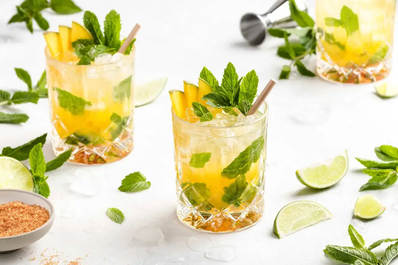 Frischer Mango Daiquiri Cocktail mit Minze und Limette