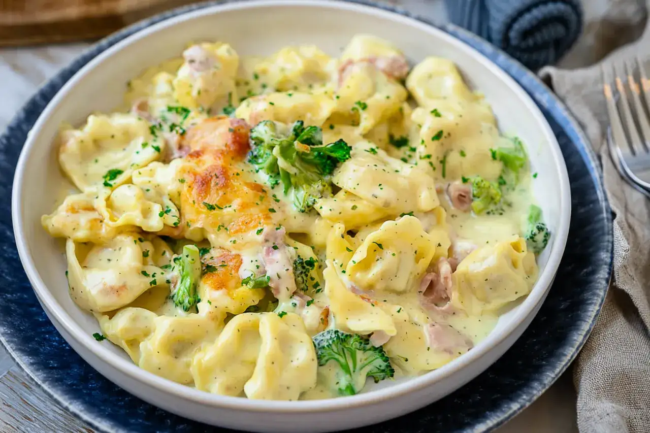 Teller mit frischen Tortellini neben einem Teller mit getrockneten Tortellini