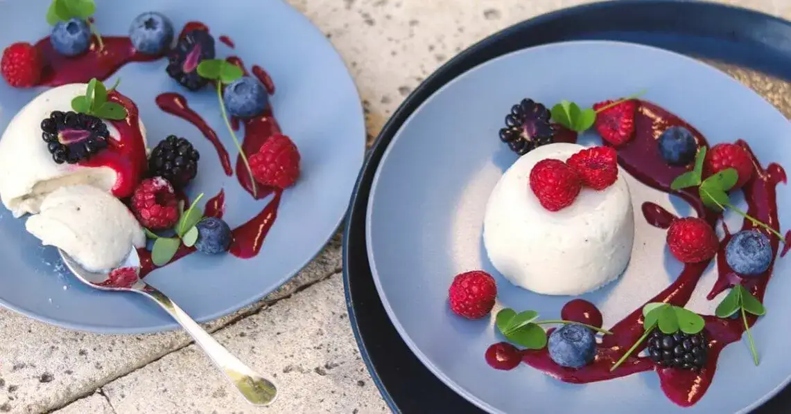 Vegane und Protein-Desserts mit Beeren