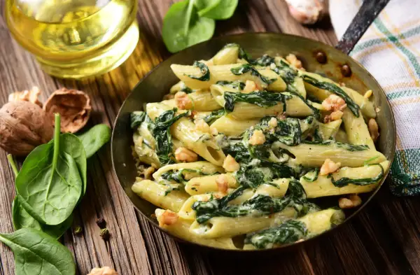 Spinat-Nudeln: Cremiges Feierabend-Rezept (unter 30 Min)