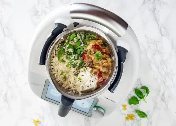 Thermomix mit Nudelgericht, Tomaten, Basilikum und Käse.